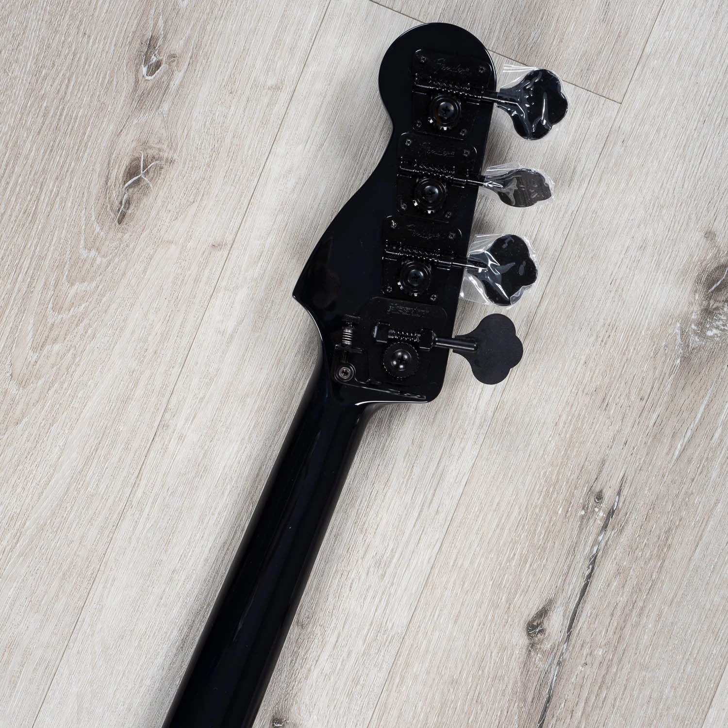 Fender Duff McKagan Deluxe Precision Bass, Rosewood Fingerboard, White Pearl 11 Fender Duff McKagan Deluxe Precision Bass, Rosewood Fingerboard, White Pearl - Image 9