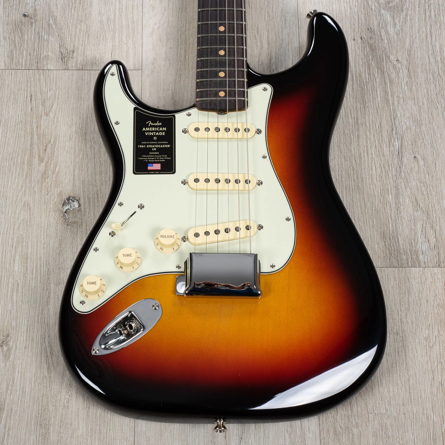 Fender American Vintage II 1961 Stratocaster Left-Hand Guitar, Rosewood Fretboard, 3-Color Sunburst 6 Fender American Vintage II 1961 Stratocaster Left-Hand Guitar, Rosewood Fretboard, 3-Color Sunburst - Image 4